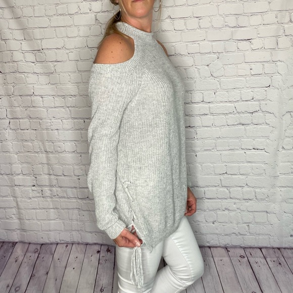 Light grey cold shoulder side tie sweater - Picture 4 of 4